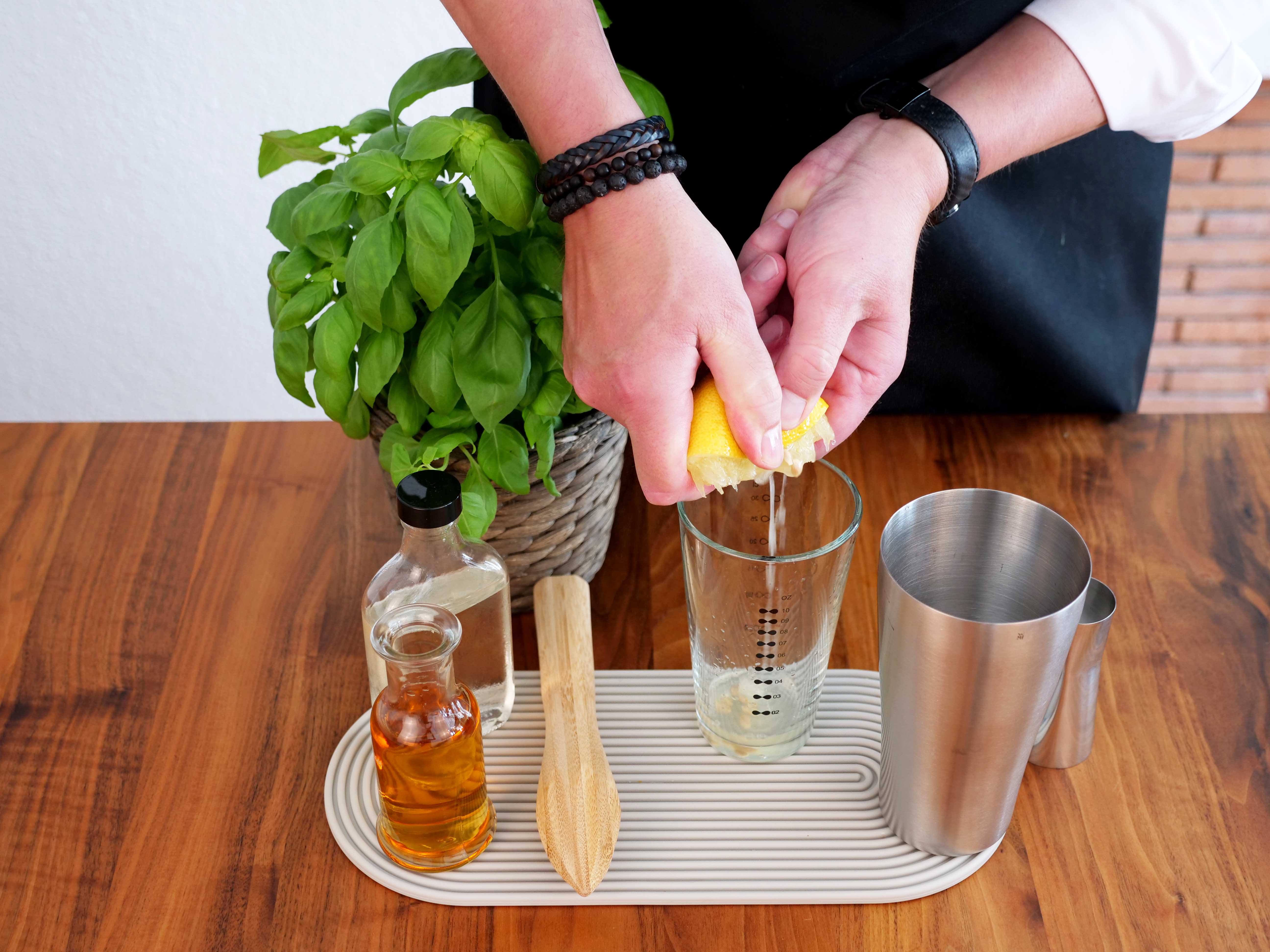 1. Zitronensaft & Simple Sirup in den Shaker