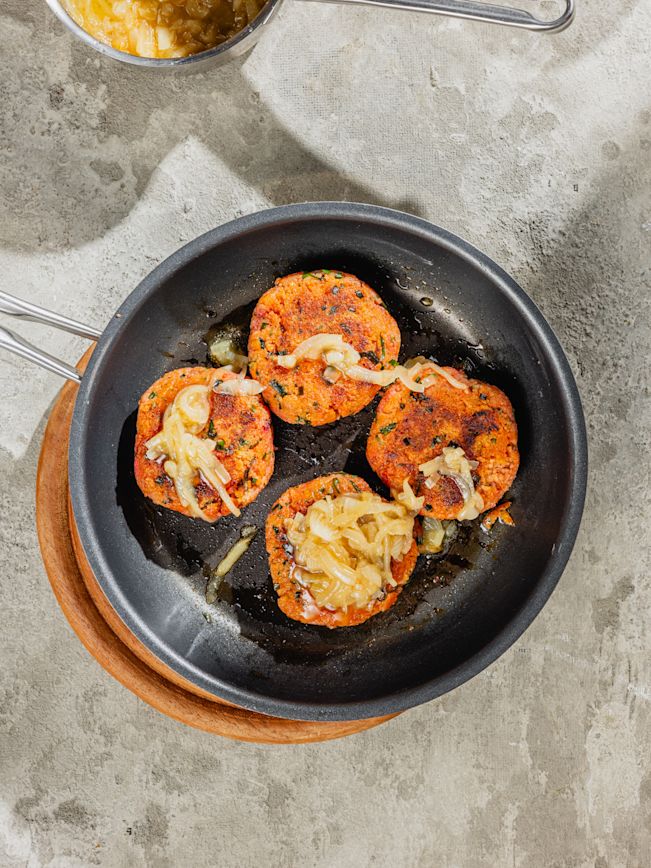 Couscous Bratling mit Wurzelgemüse und geschmorten Zwiebeln Rezept Couscous Bratling mit Wurzelgemüse und geschmorten Zwiebeln Rezept