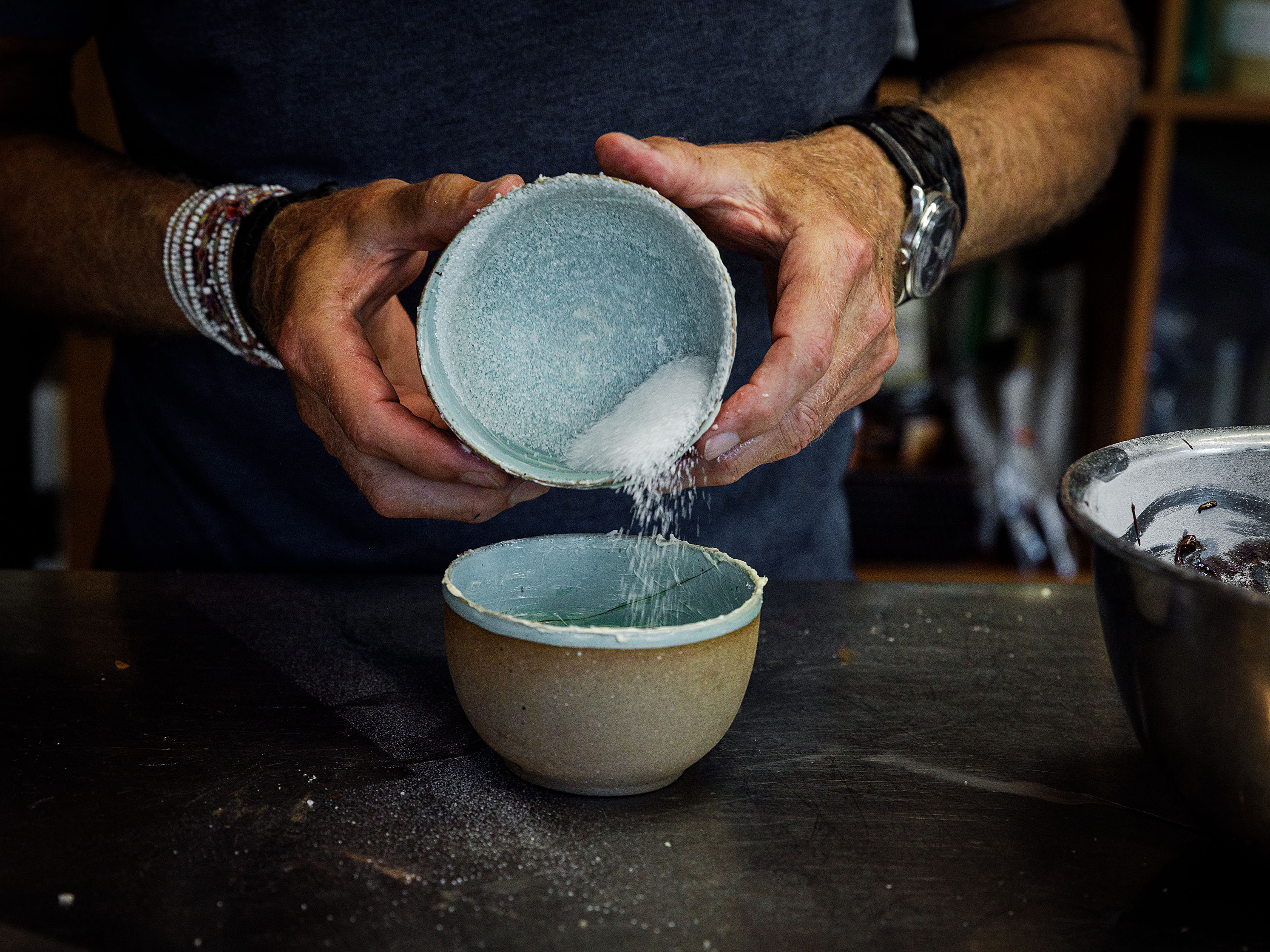 Schritt 2: Die Förmchen mit Butter ausstreichen und mit Kristallzucker bestreuen