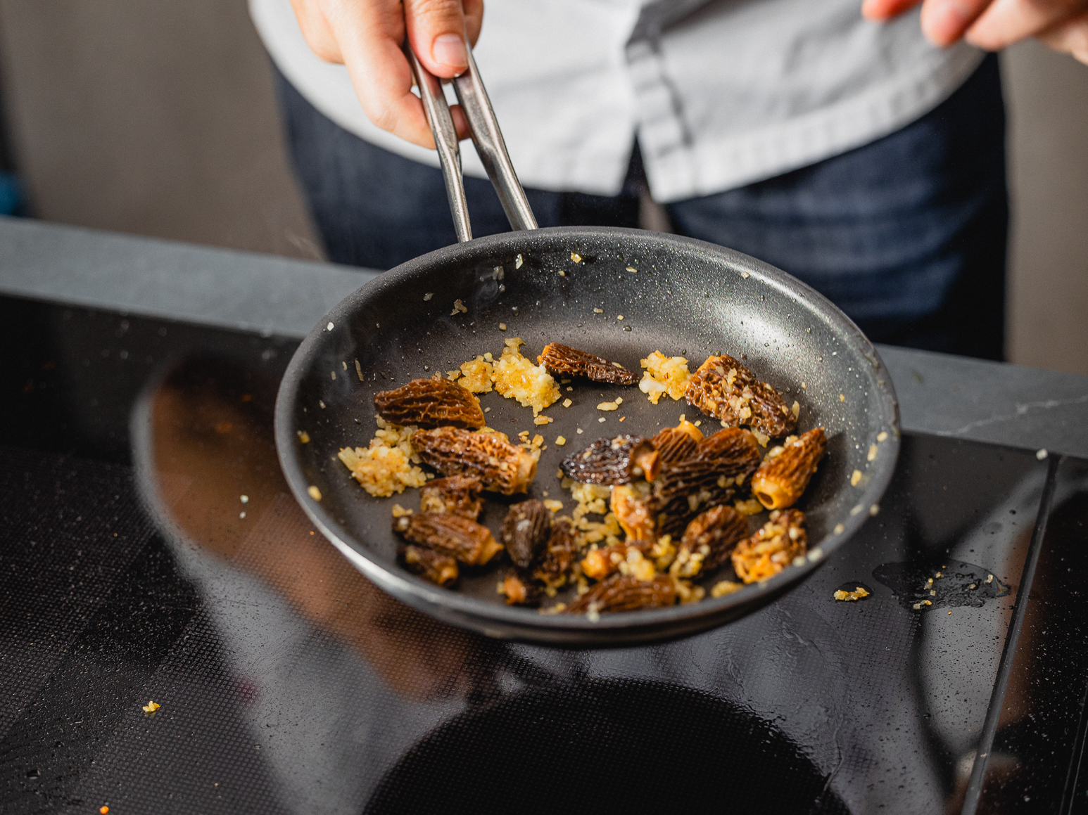 Schritt 2: Sauce für Gnocchi an Morchel-Rahmsauce mit weissem Portwein kochen 