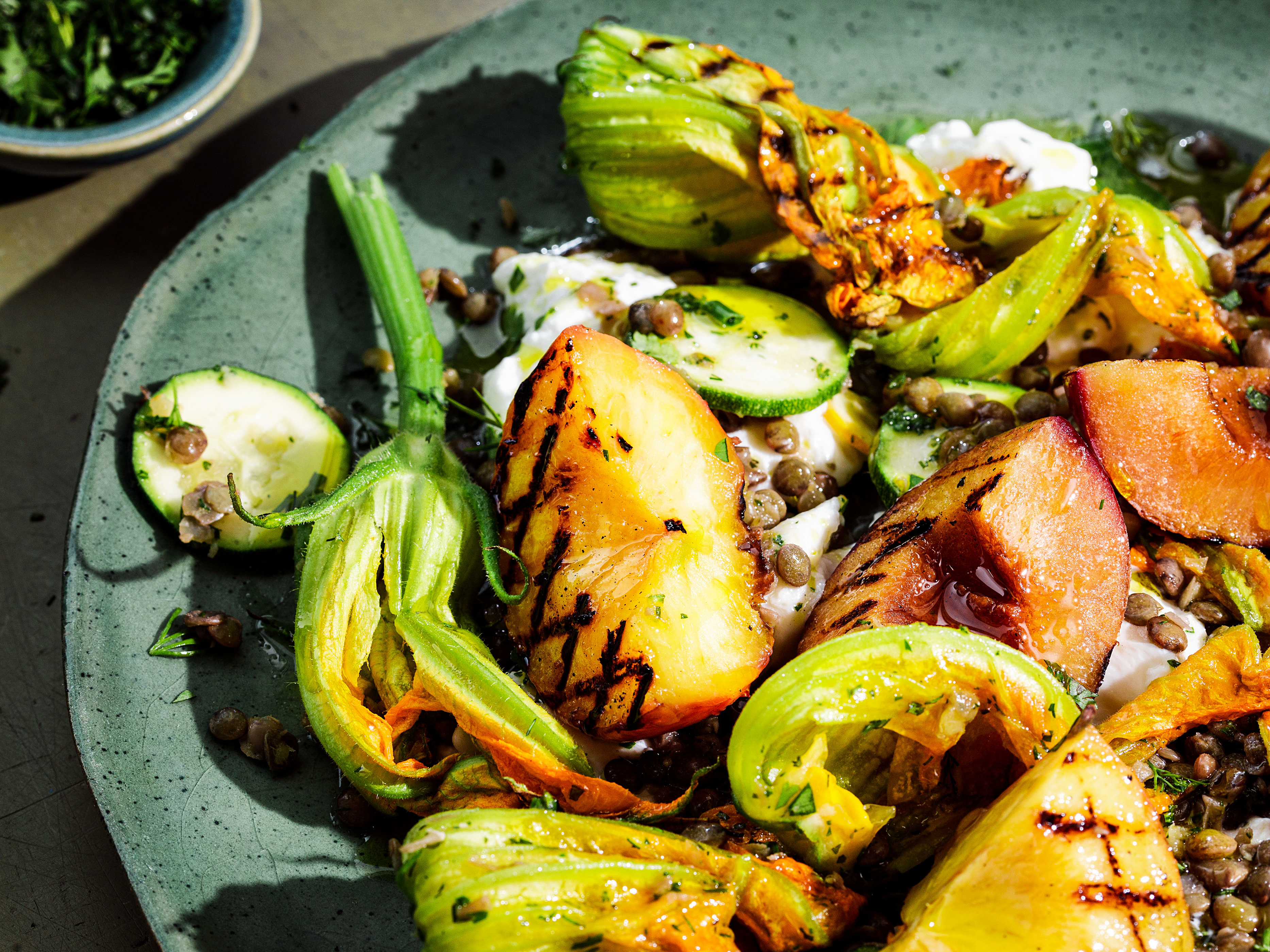 Schritt 4: Linsensalat mit grillierten Pfirsichen, Zuchiniblüten und Stracciatella