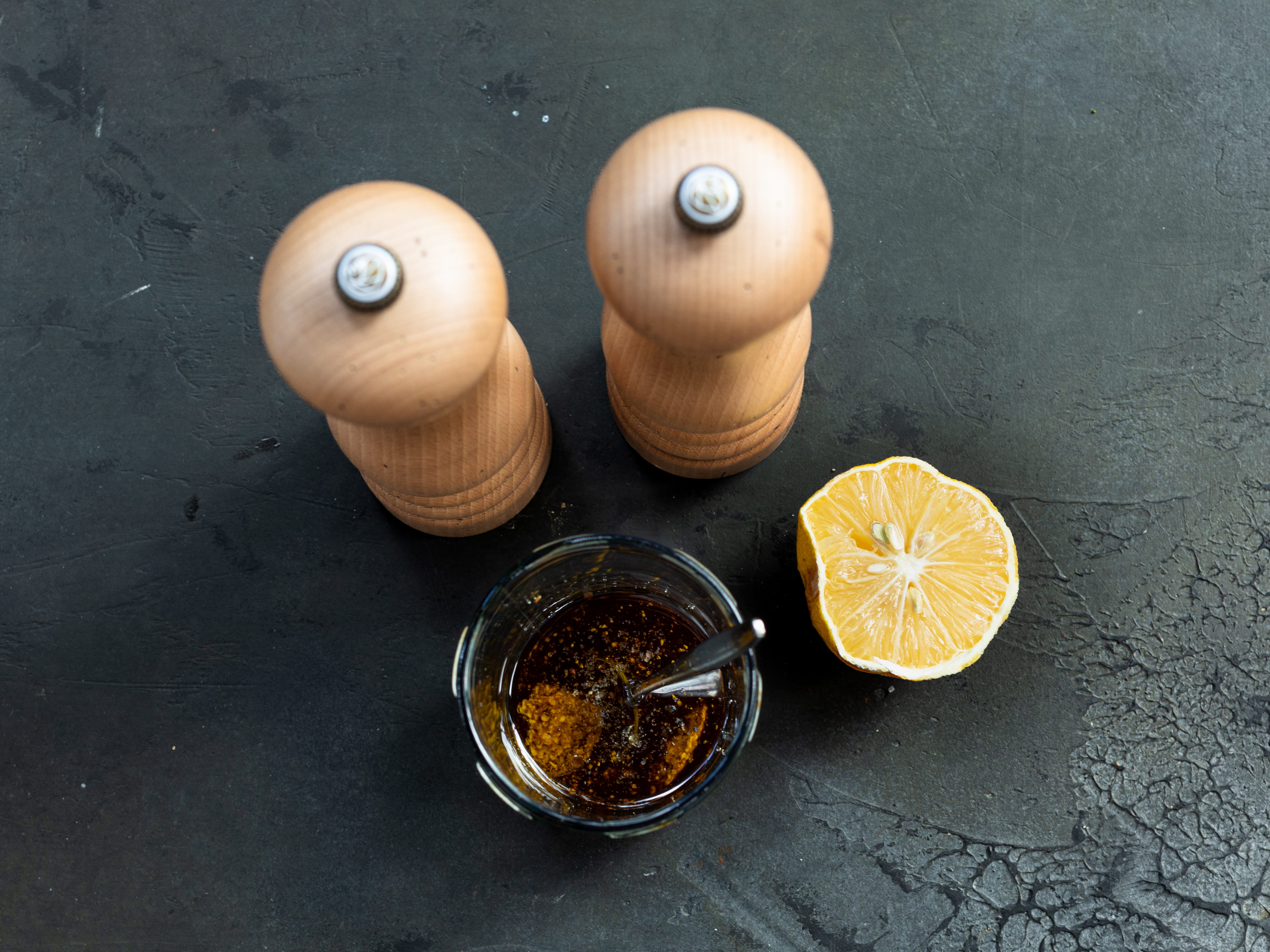 Schritt 3: In einer kleinen Schüssel das Olivenöl, Balsamico-Essig, Dijon-Senf, Honig und den Spritzer Zitrone vermischen, um das Dressing zuzubereiten