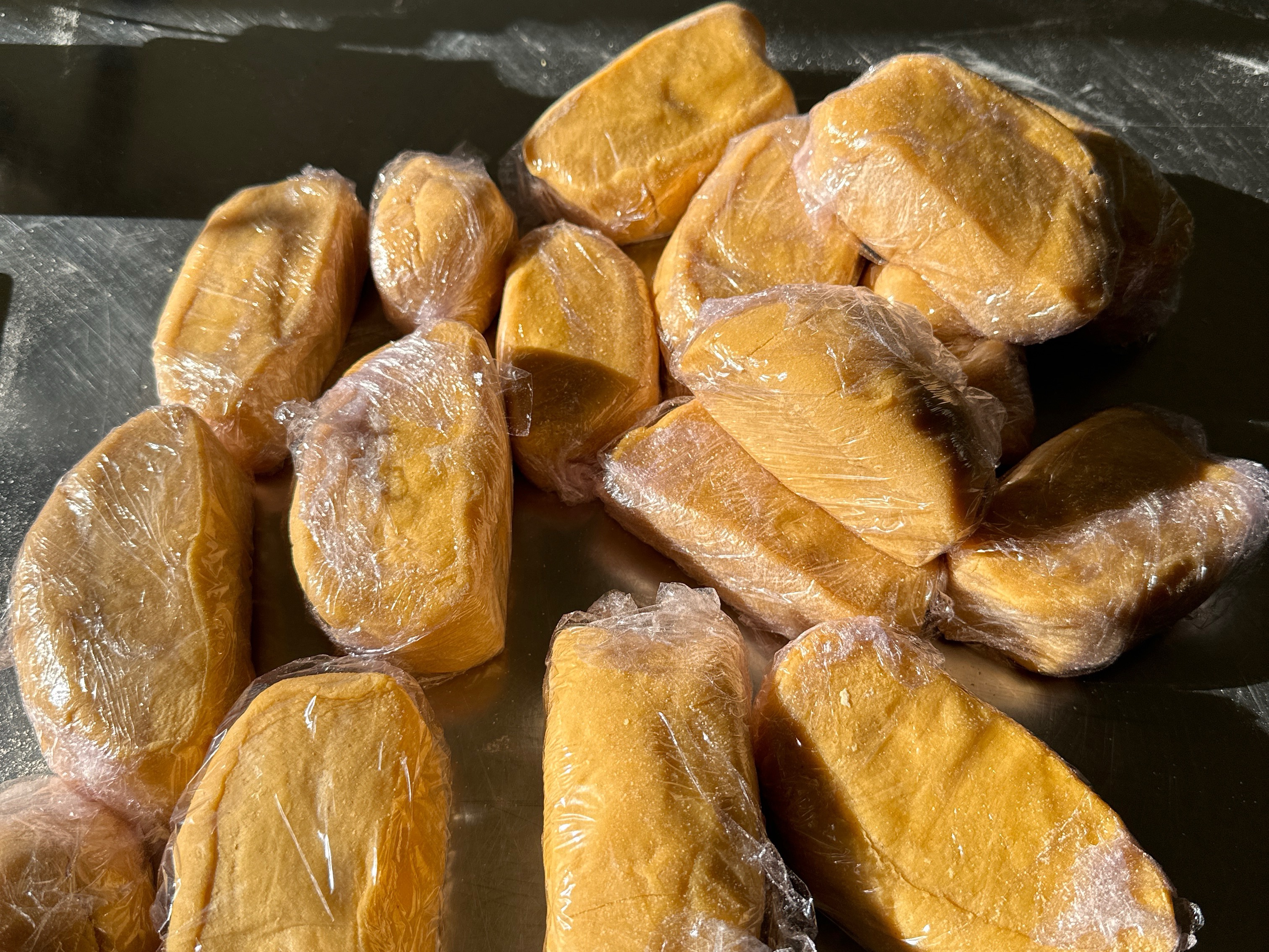 Schritt 2: Den Teigballen in etwa zehn Stücke schneiden und in Klarsichtfolie gewickelt für 30 Minuten im Kühlschrank ruhen lassen