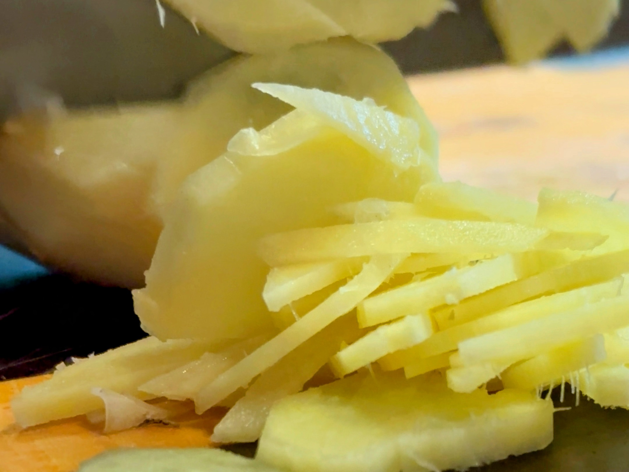 Schritt 1:  Ingwer in feine Scheiben schneiden