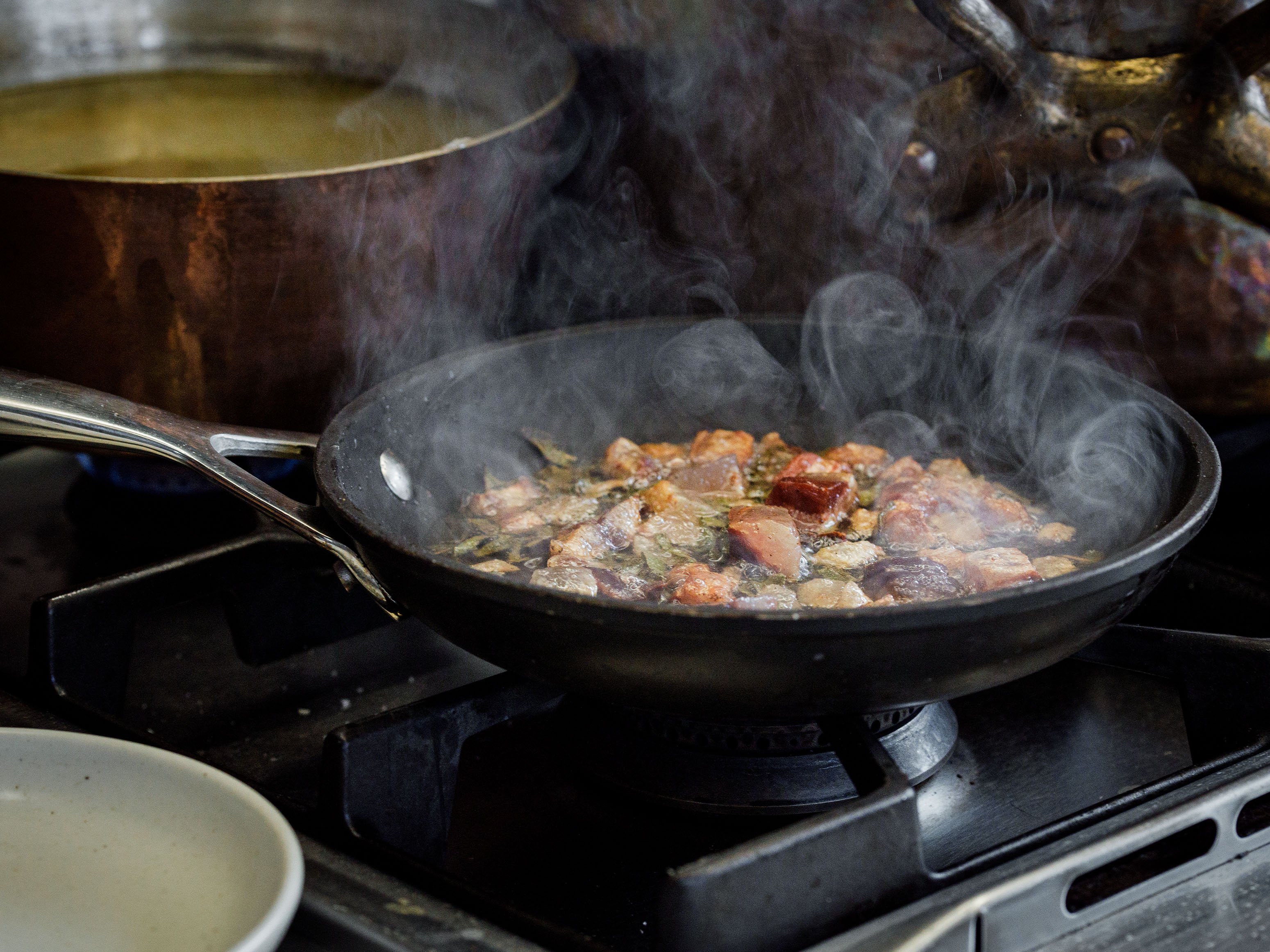 Schritt 4: Guanciale oder Pancetta in der Pfanne erst auslassen, dann knusprig braten