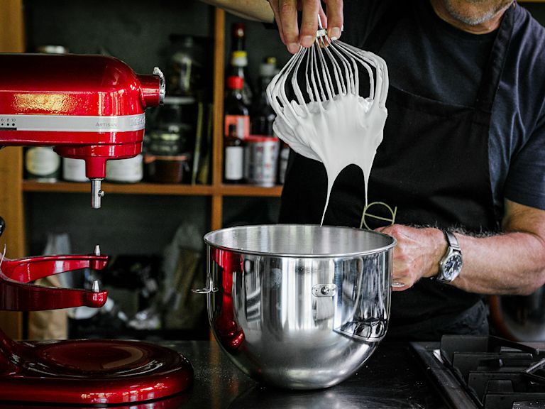 Schritt 2: Eiweiss sehr steif schlagen Schritt 2: Eiweiss sehr steif schlagen