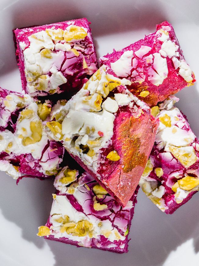 Randen-Focaccia mit Ziegenkäse, Honig und Walnüssen Rezept Randen-Focaccia mit Ziegenkäse, Honig und Walnüssen Rezept