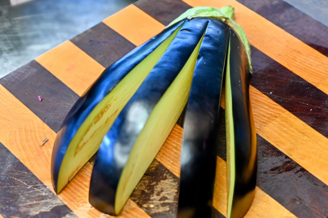 Schritt 1: Auberginen für Gebackenes Auberginenfächer-Steak vorbereiten und Teig anrühren 