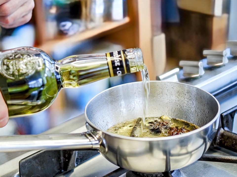 Schritt 3: Vanille-Orangensirup für Glutenfreier Orangen-Polenta-Kuchen zubereiten