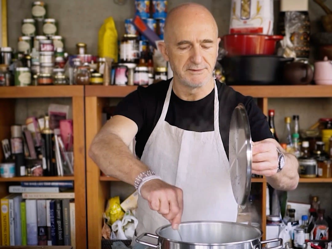 Schritt 2:  Brodetto für Fregola Sarda mit Spargeln und Erbsen verfeinern  