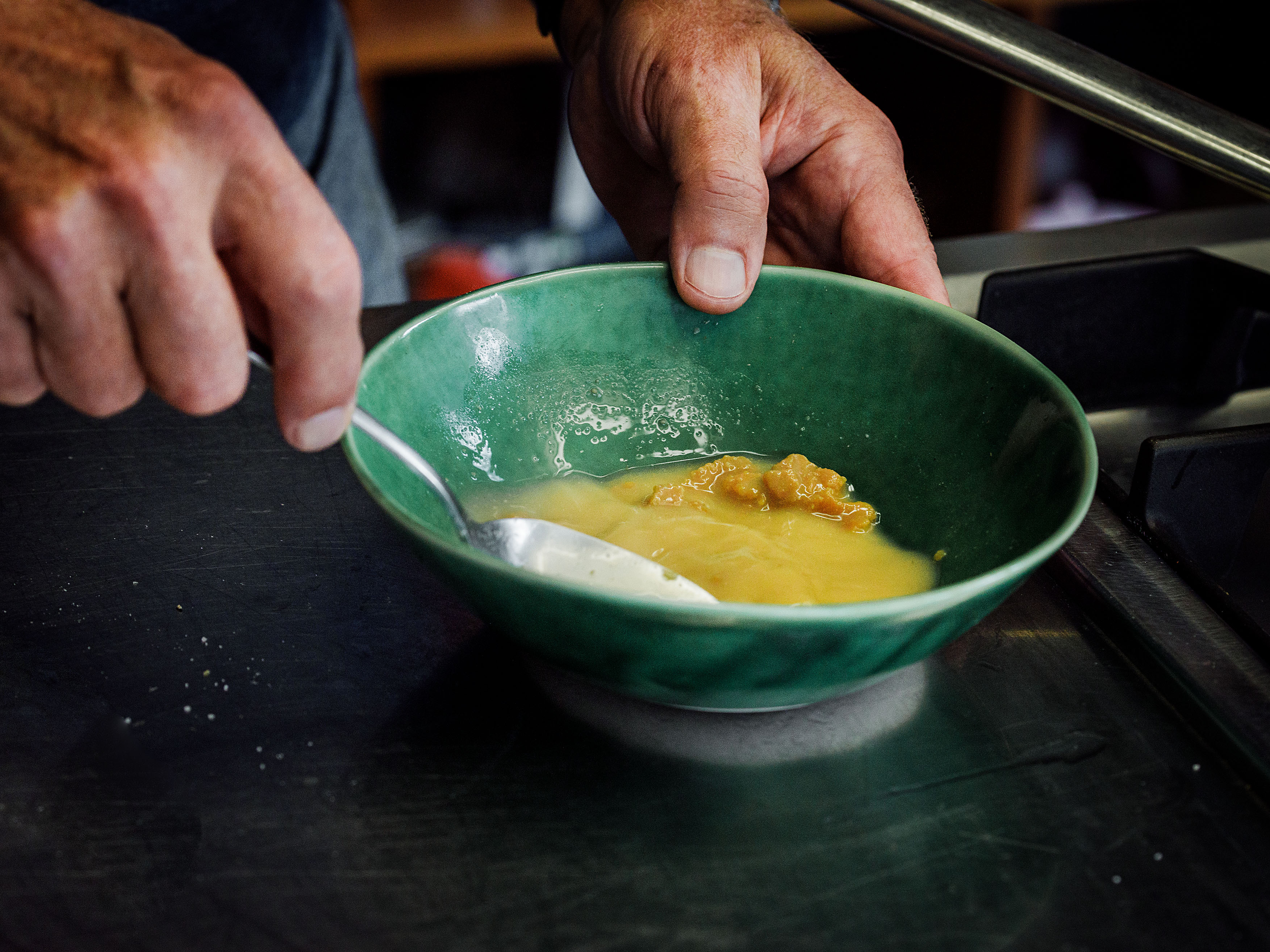 Schritt 2: Die Misopaste anrühren.