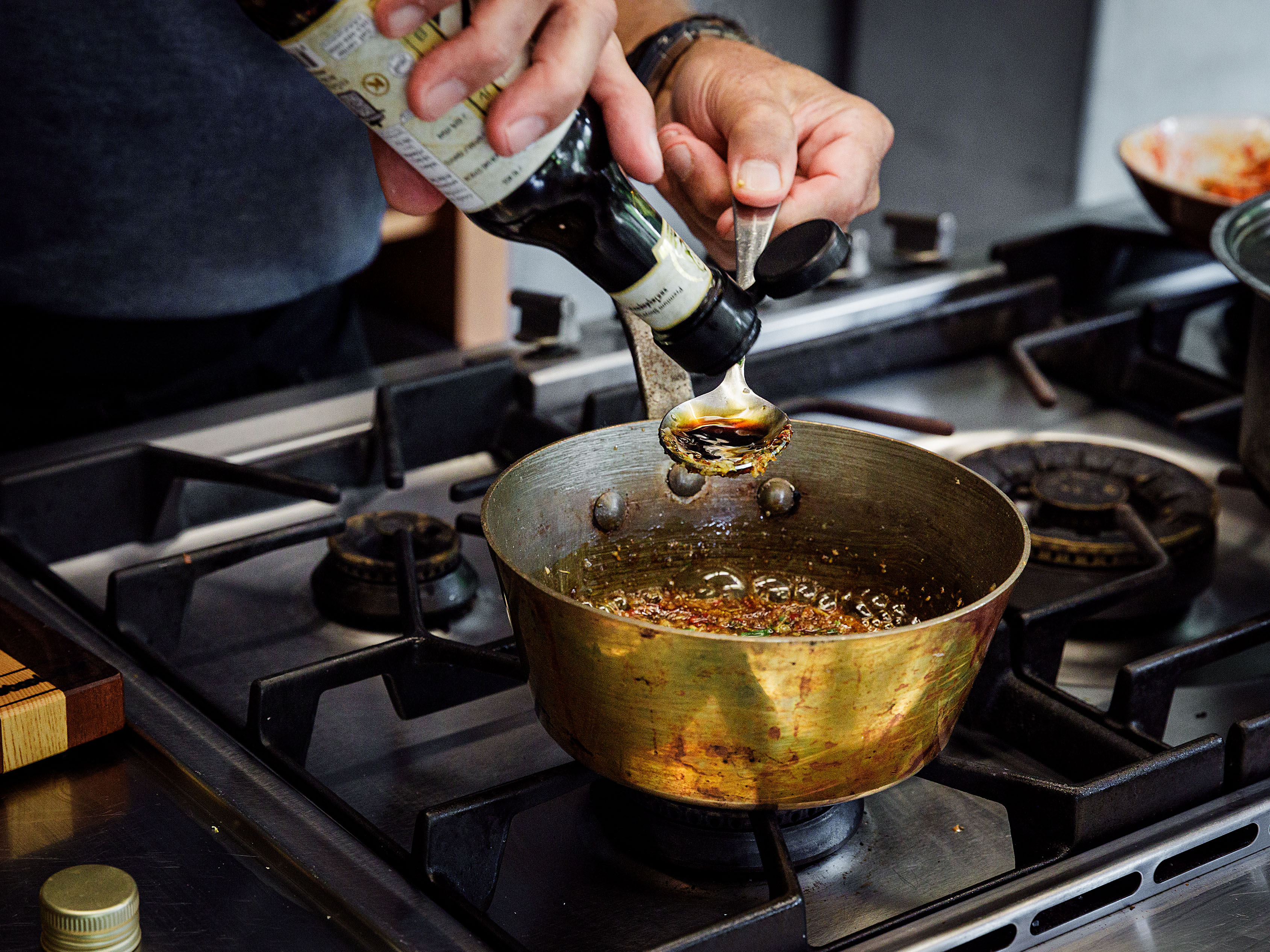 Schritt 2: Apfelessig, Fisch- und Sojasauce zugeben