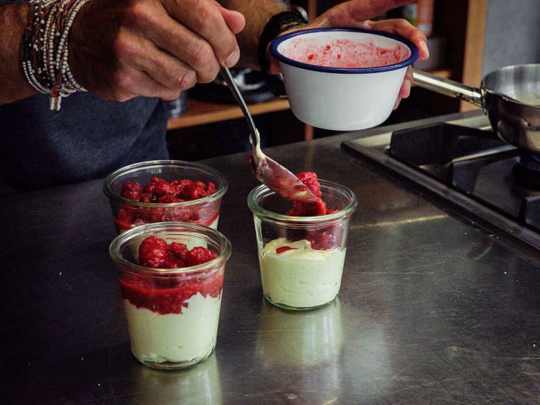 Schritt 4: Die Frischkäse-Doppelrahm-Creme in Gläser füllen, das Himbeerkompott darauf geben und mit dem Crumble bestreuen