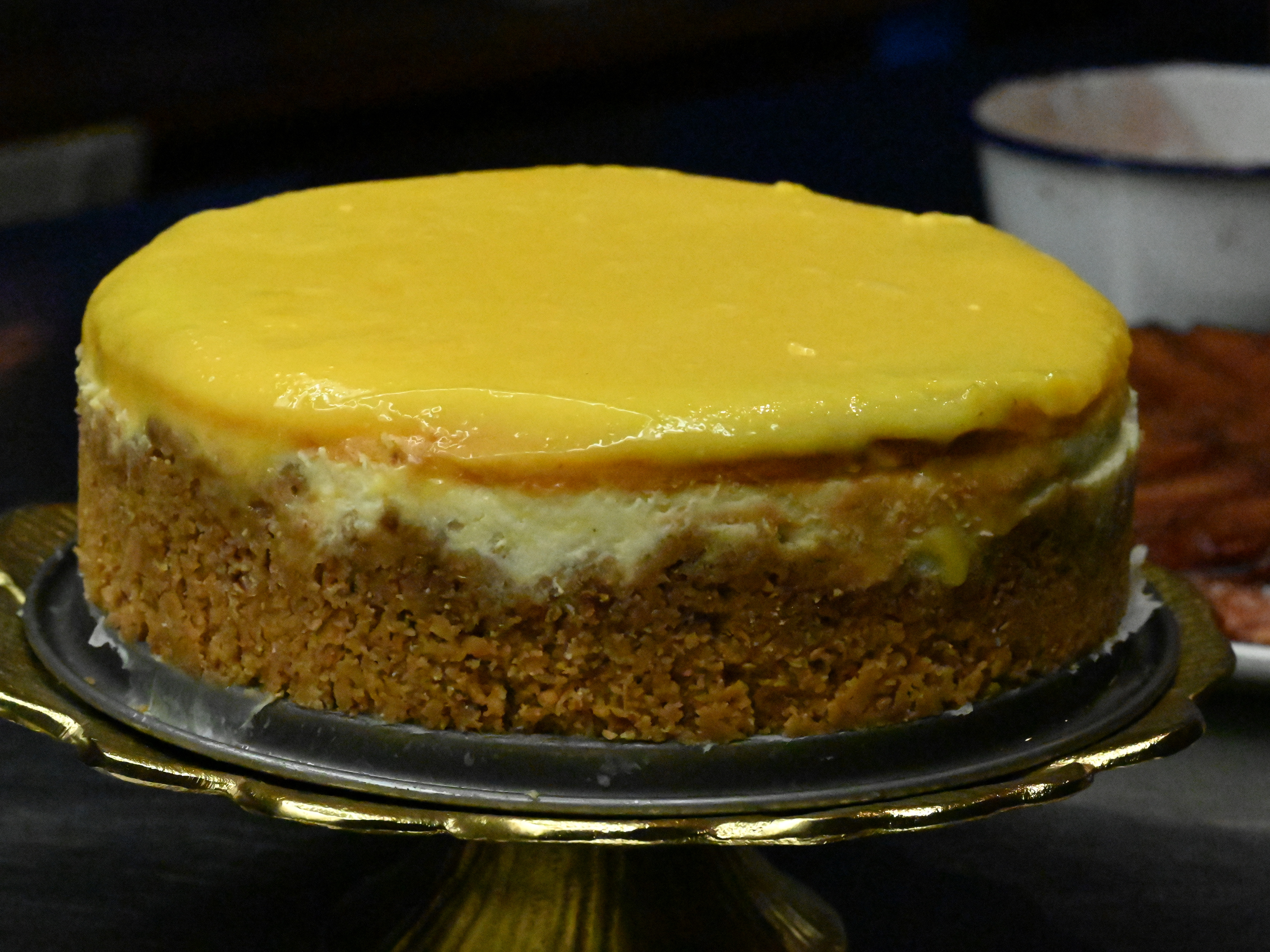 Schritt 9: Zitronen-Passionsfrucht Cheesecake mit Swiss Meringue anrichten