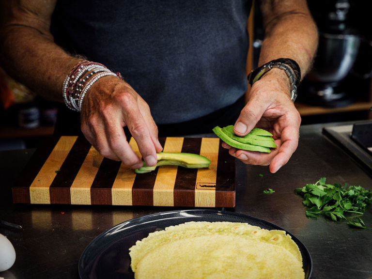 Schritt 2: Restliche Zutaten für Tortillas mit Spiegelei, Speck und Avocado zubereiten 
