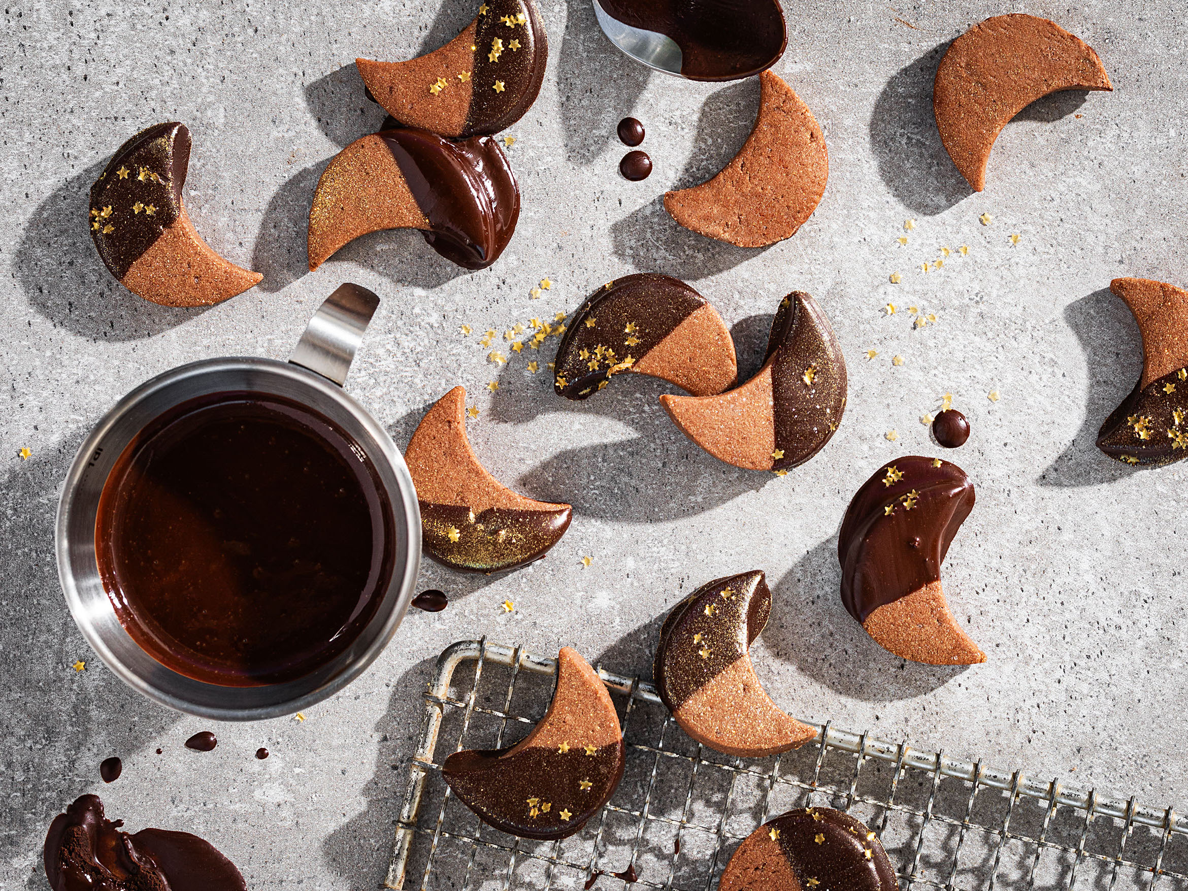 Schritt 3: Die Sablés glasieren und sofort, bevor die Schokolade fest wird, mit Zuckerperlen oder Zuckersternen dekorieren