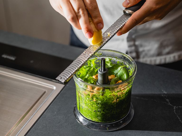 Schritt 2: Fertigstellung von Asiatisches Pesto. Schritt 2: Fertigstellung von Asiatisches Pesto.