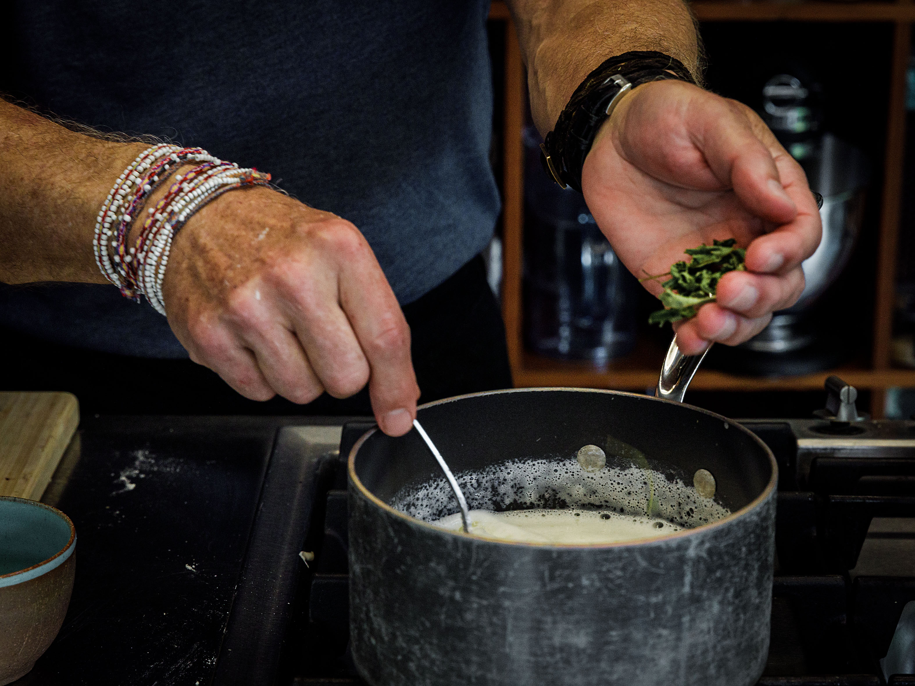 Schritt 1: Verveineblätter zugeben und den Topf vom Herd nehmen