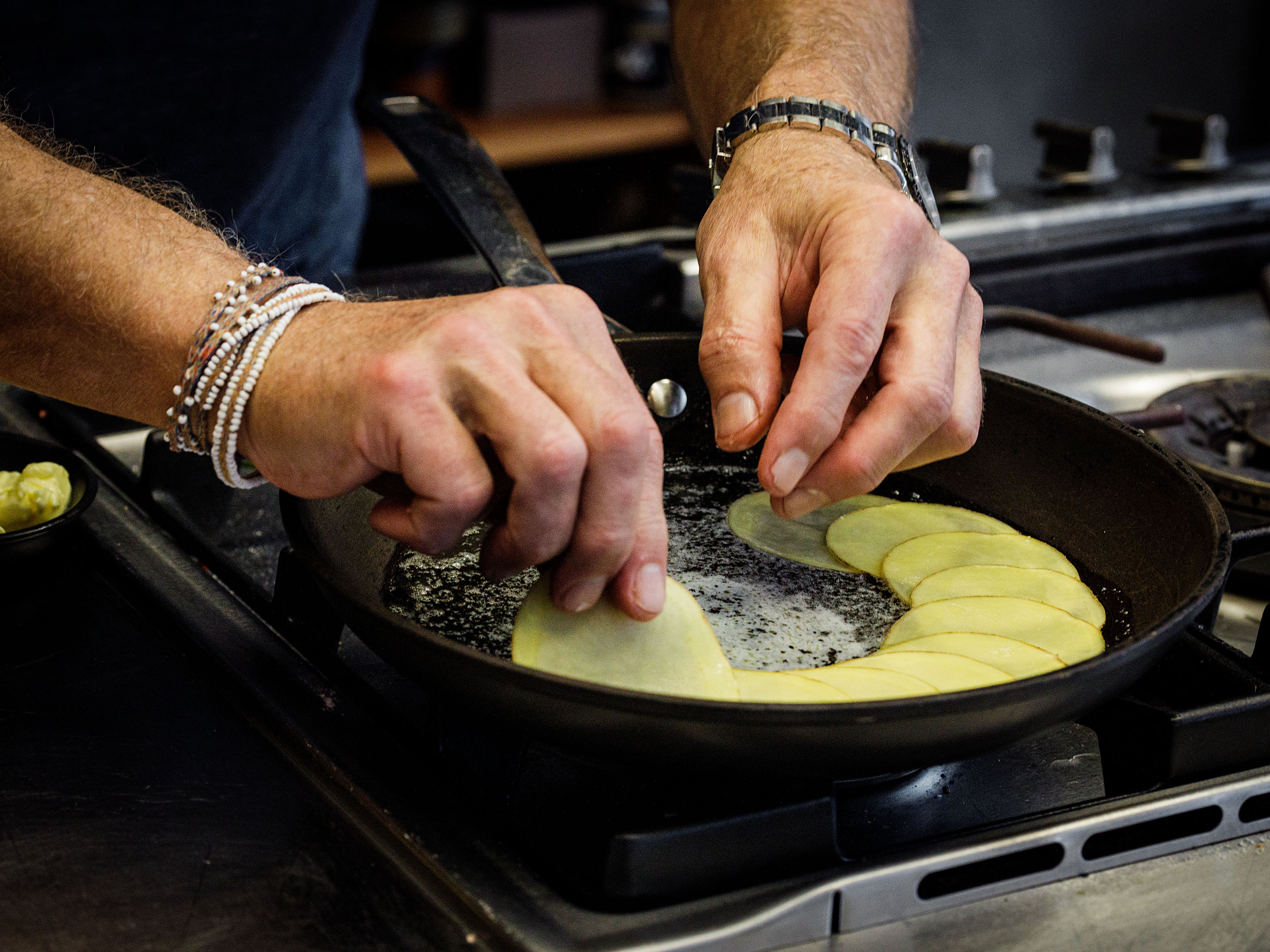 Schritt 1: Die Hitze ausschalten und die Scheiben dicht an dicht in konzentrischen Kreisen in die Pfanne legen