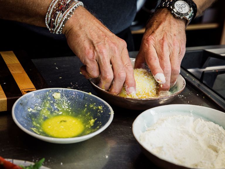 Schritt 1:  Die Mozzarellakugeln zuerst im Mehl wenden, dann durch das flüssige Ei ziehen und zum Schluss im Paniermehl wenden