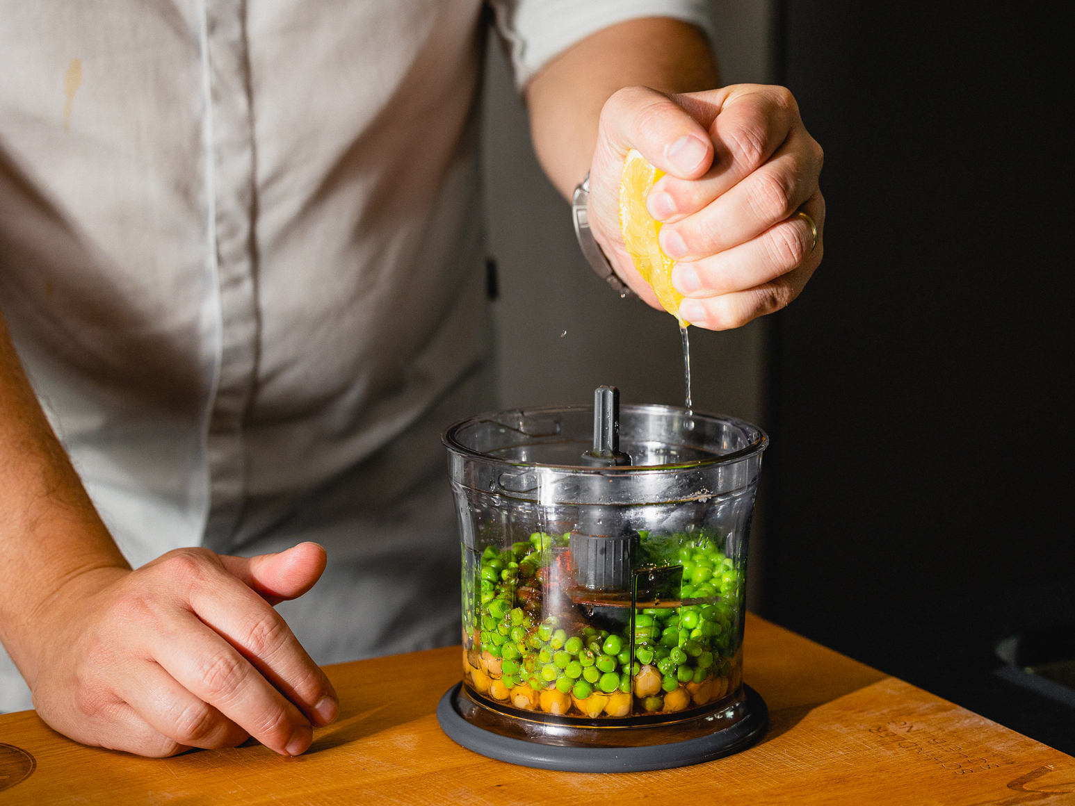 Schritt 2: Grüner Erbsen-Hummus mit Minze und Zitrone zubereiten & anrichten 