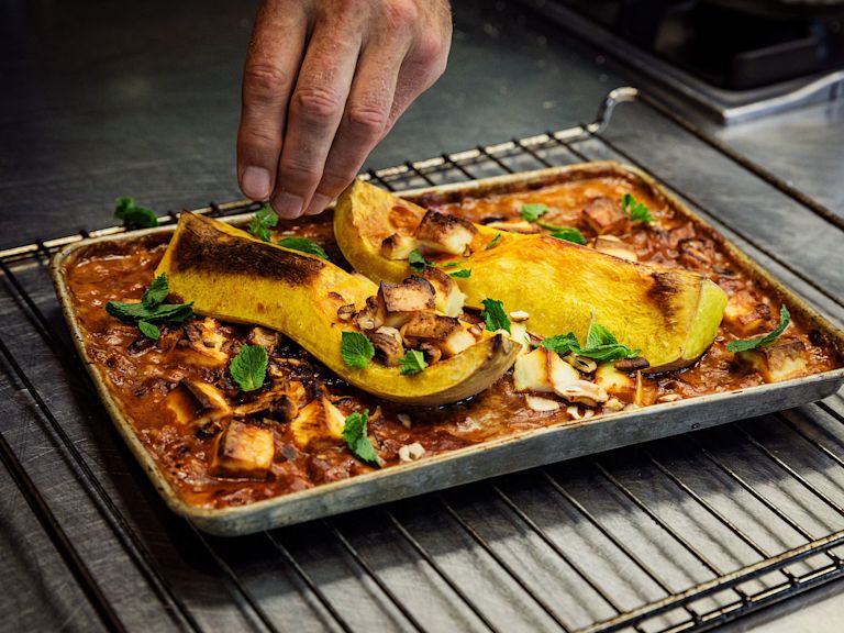 Schritt 4: Das Kürbis-Curry mit Hälfte des Sambal und Minzblättern bestreuen und sofort servieren Schritt 4: Das Kürbis-Curry mit Hälfte des Sambal und Minzblättern bestreuen und sofort servieren