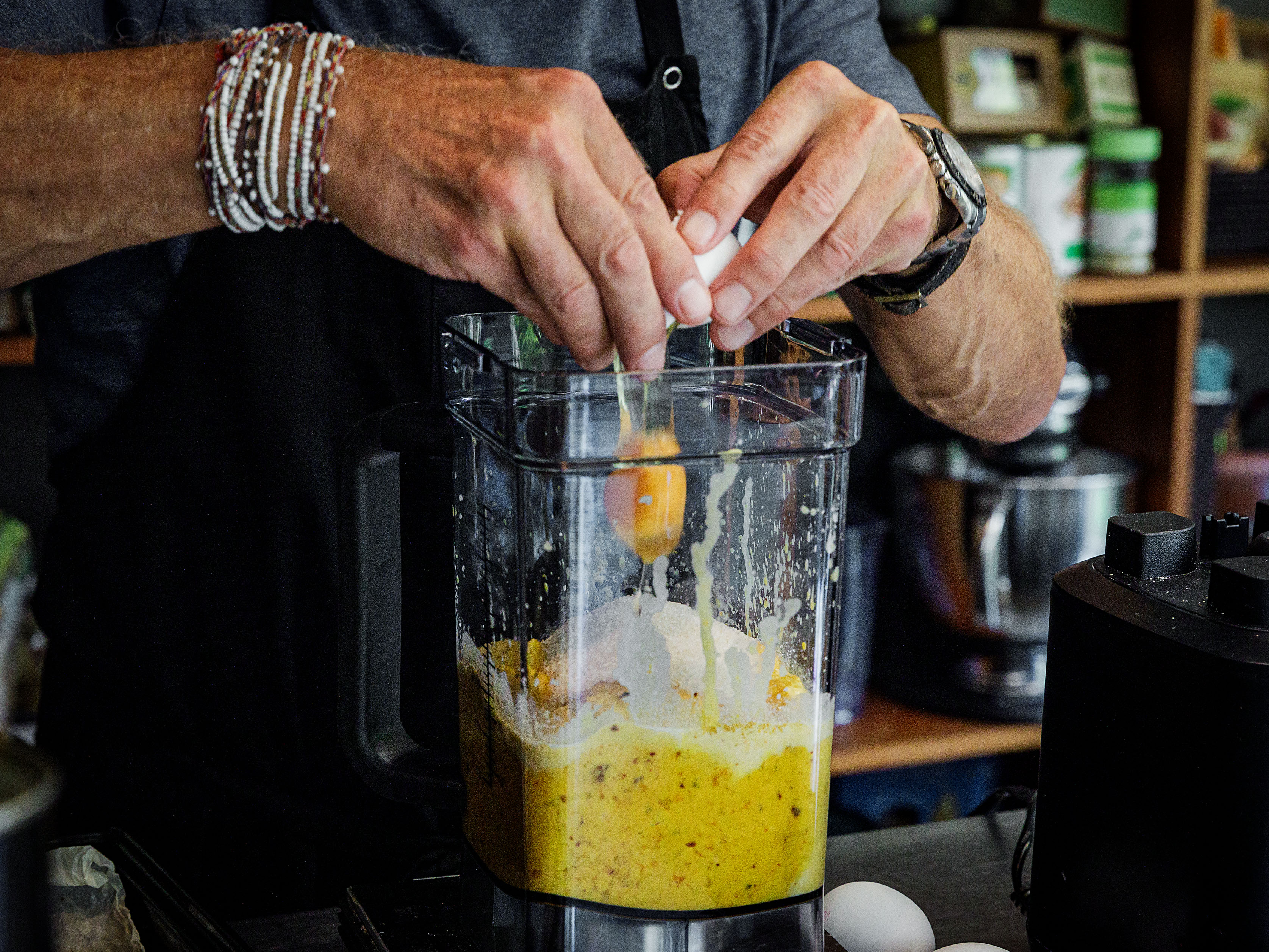 Schritt 3: Eier hinzufügen und weiter mixen