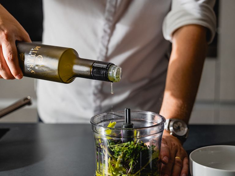 Schritt 1: Olivenöl hinzufügen und alles gut mixen, bis die gewünschte Konsistenz erreicht ist Schritt 1: Olivenöl hinzufügen und alles gut mixen, bis die gewünschte Konsistenz erreicht ist