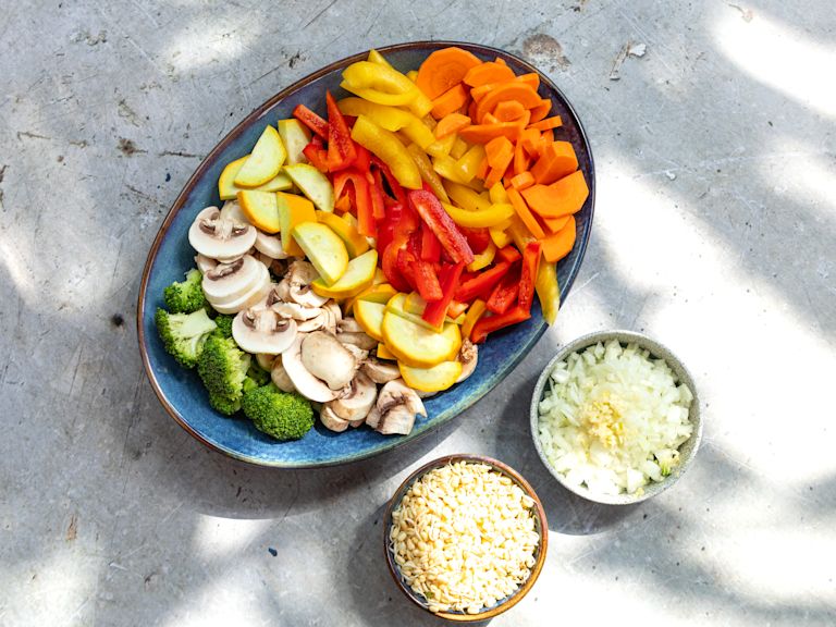 Schritt 1: Gemüse für Veganes Chop Suey vorbereiten  Schritt 1: Gemüse für Veganes Chop Suey vorbereiten