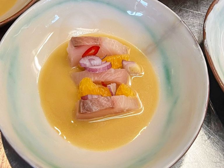 Schritt 2: Kingfisch Crudo anrichten Schritt 2: Kingfisch Crudo anrichten