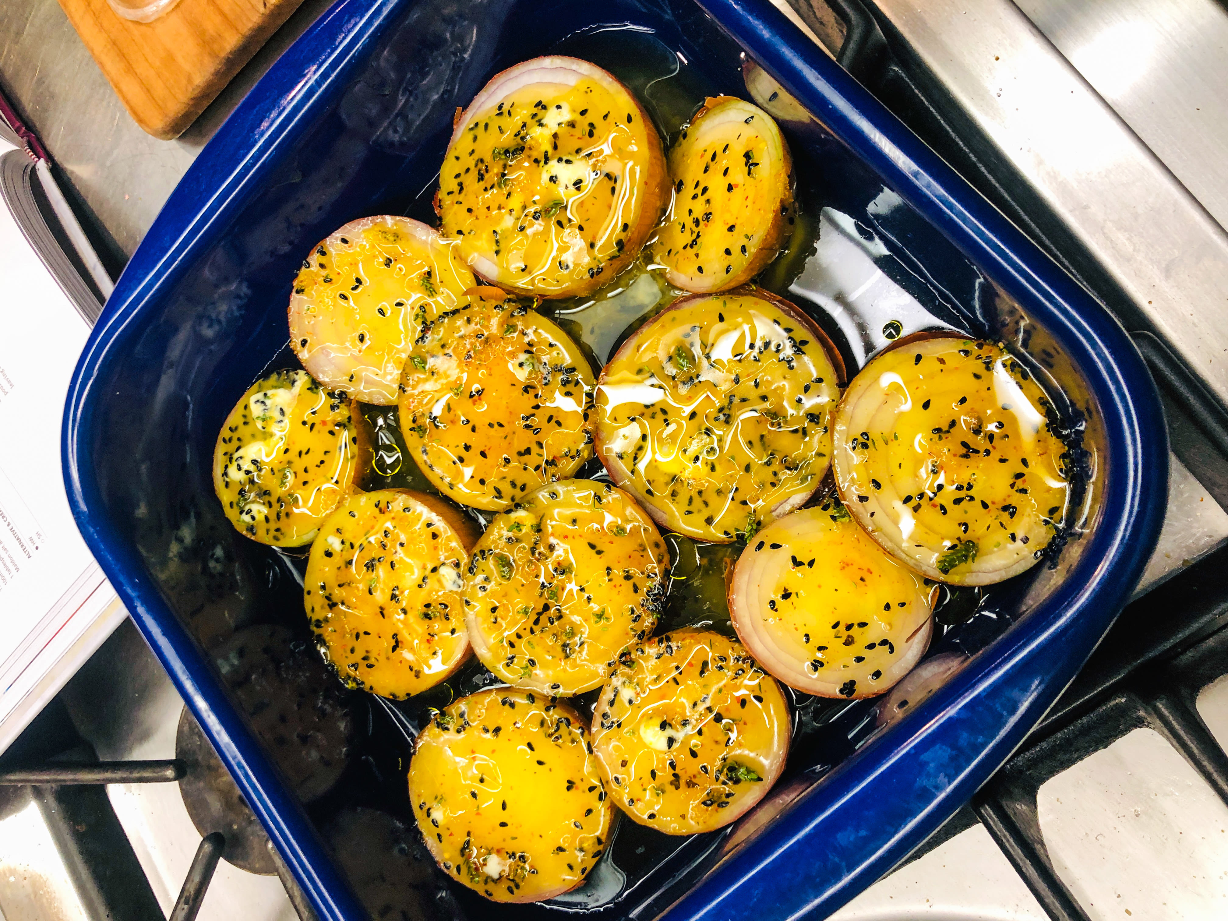 Schritt 1: Die Zwiebeln für die Zwiebel-Tarte müssen fürs Rösten in den Ofen.