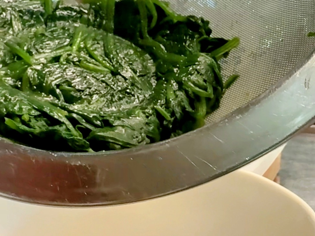 Schritt 1: Spinat-Füllung für Uovo in raviolo al Tratufo vorbereiten 