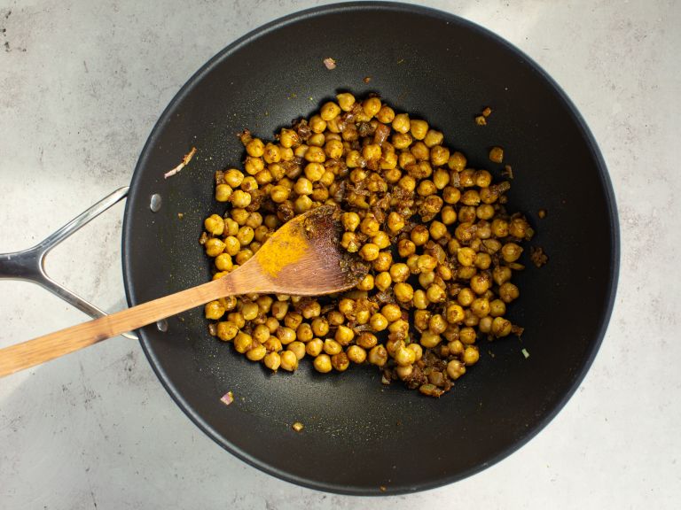 Schritt 2: Curry für Schnelles Kichererbsen-Curry zubereiten 