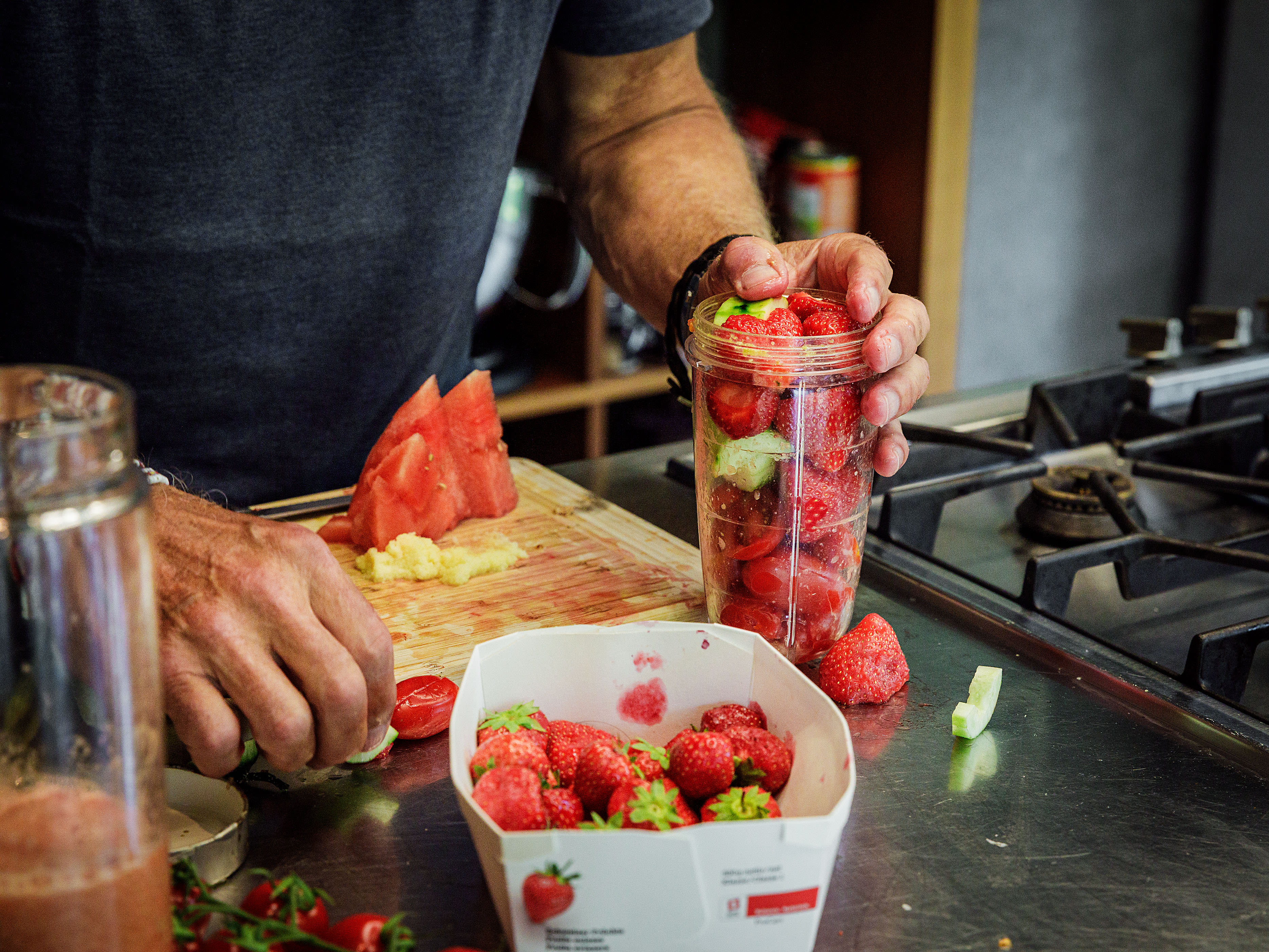 Schritt 1: Wassermelone, Gurke, Tomate, Erdbeeren und Ingwer mit 50 ml Olivenöl in einem Blender fein mixen