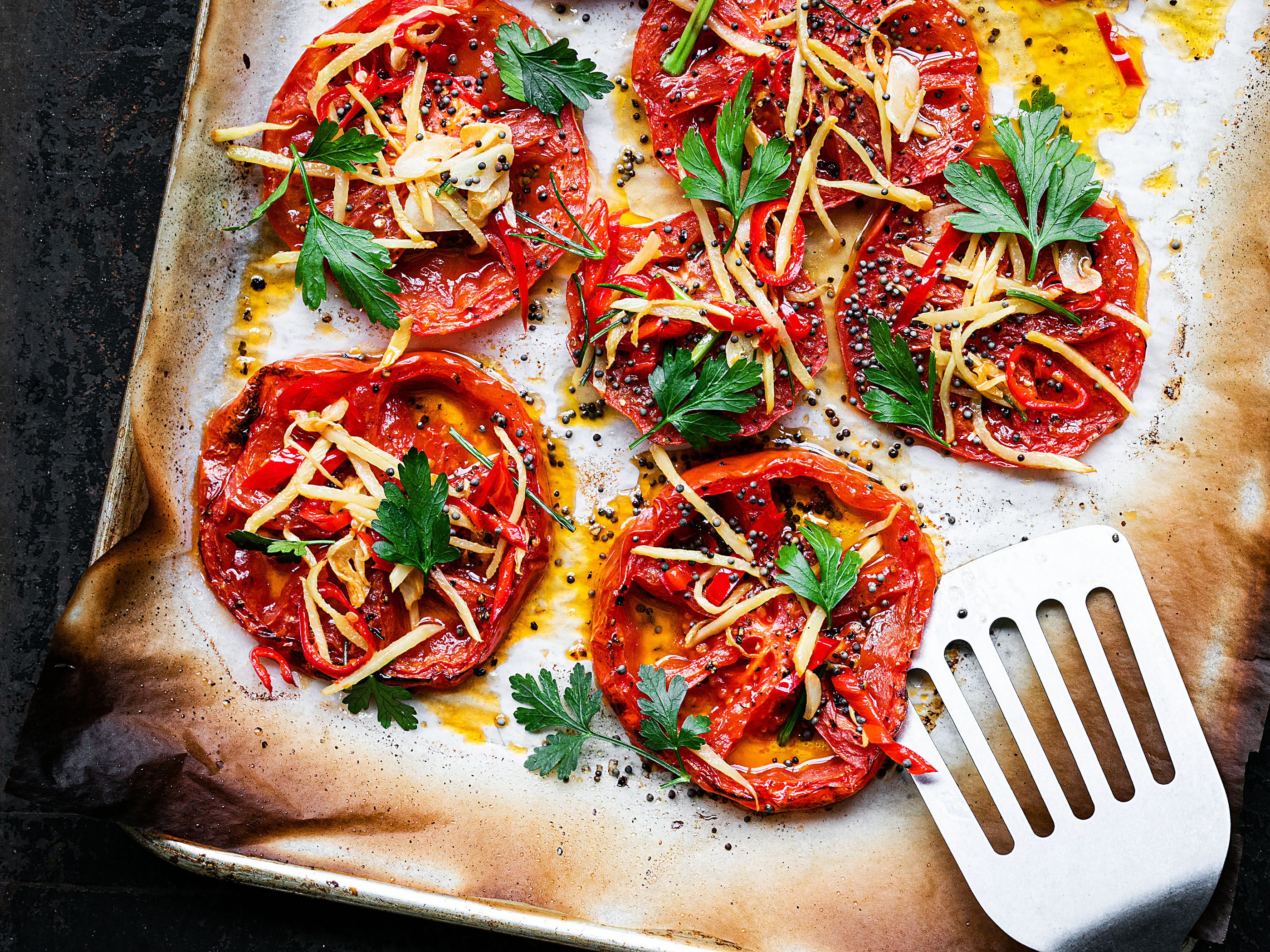 Schritt 3: Die Korianderblätter und die Senfkörner darüber streuen, und die Garflüssigkeit vom Blech darüber geben