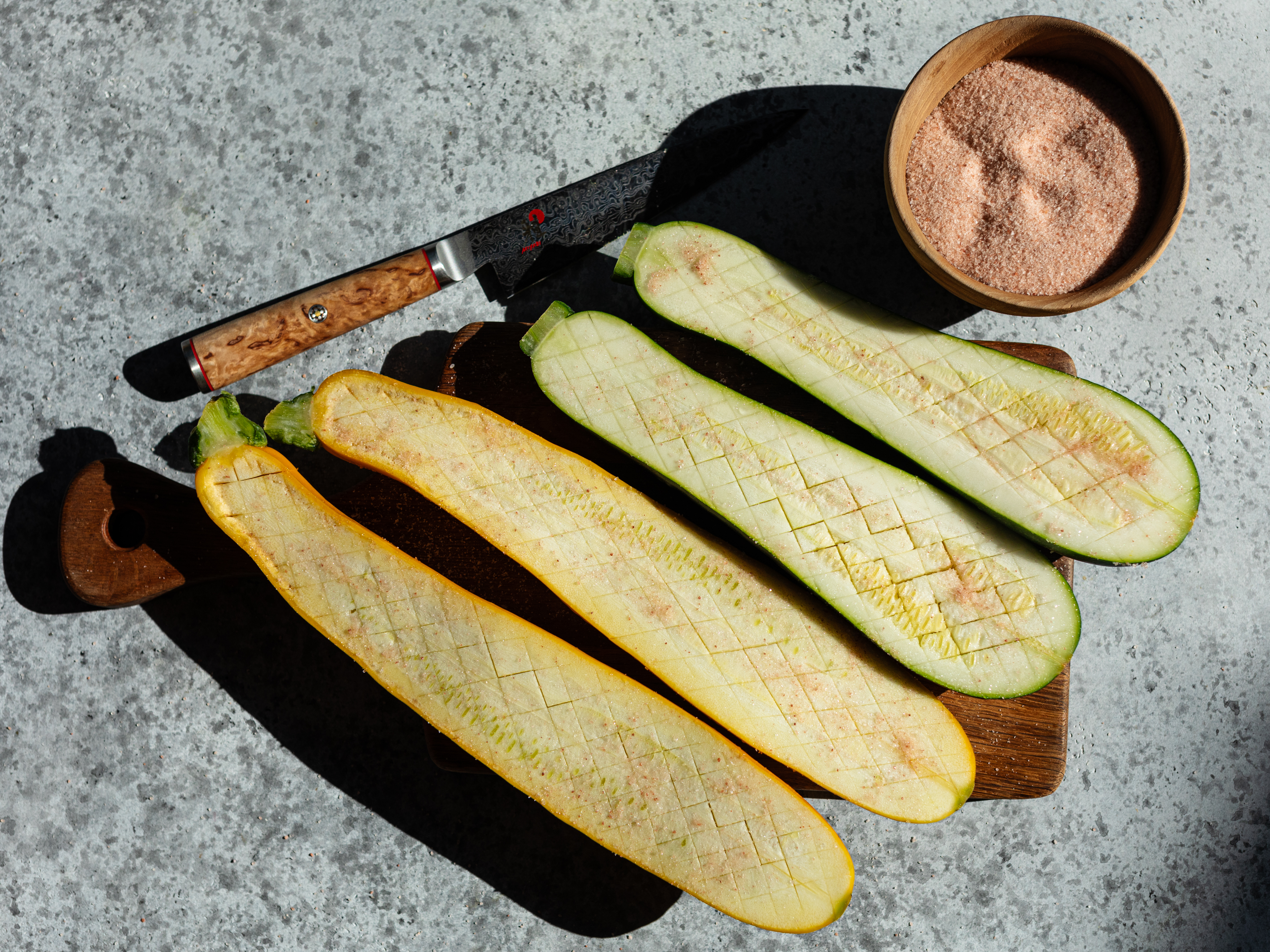 Schritt 1: Das Salz auf die eingeschnittene Seite der Zucchetti geben und gleichmässig verteilen