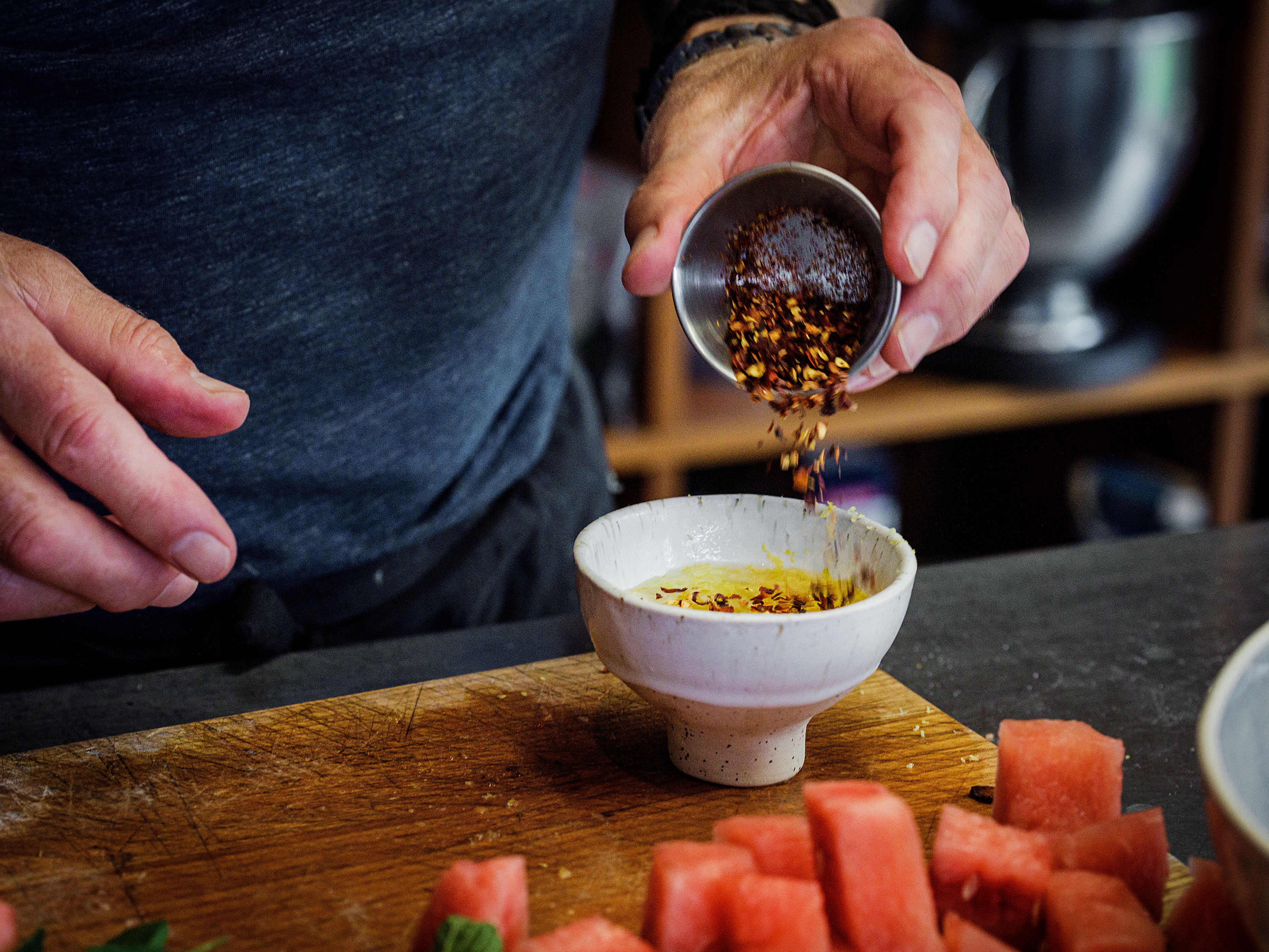 Schritt 2: Mischung mit Chiliflocken und einer Prise Salz abschmecken.