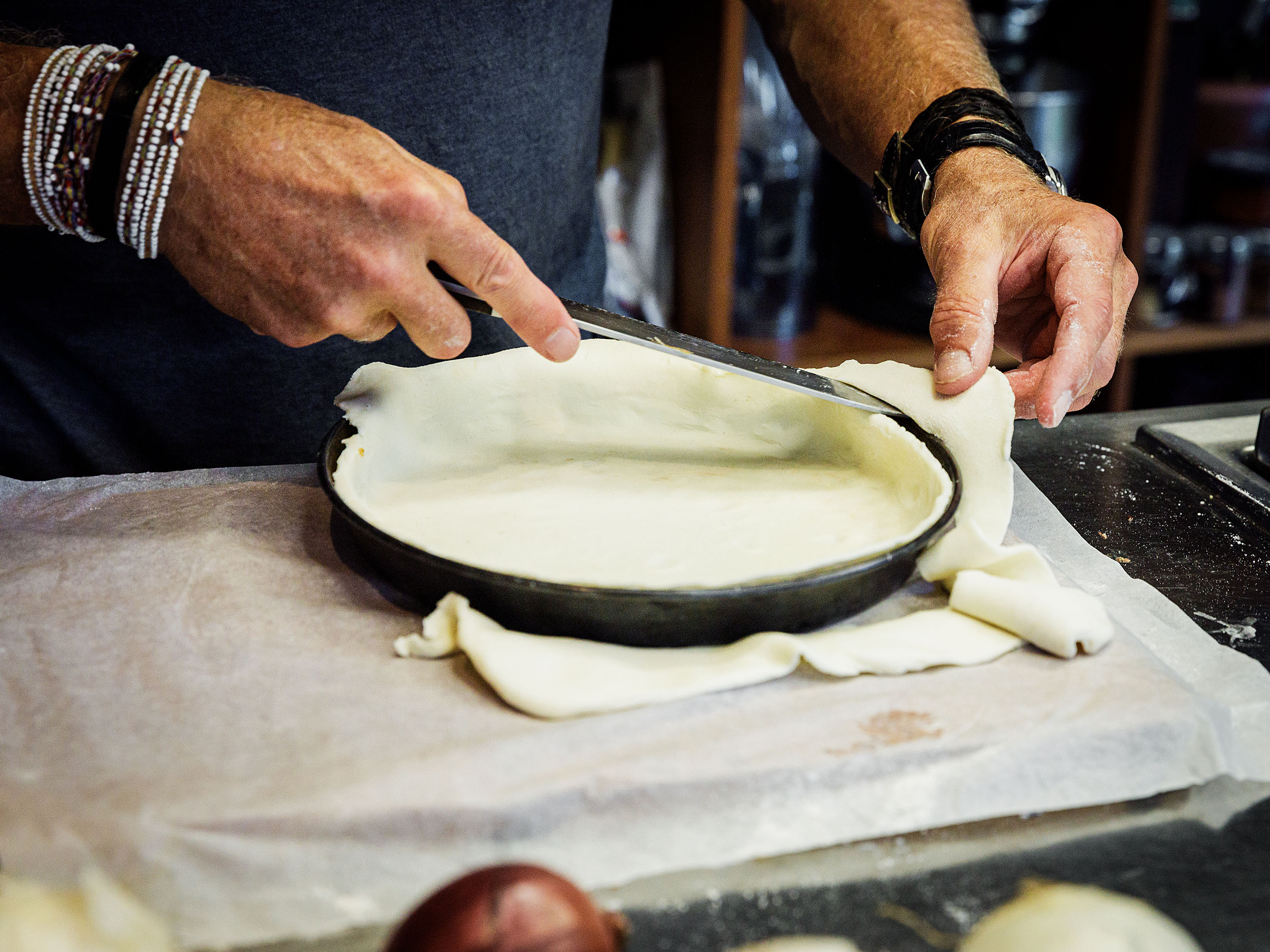 Schritt 2: Den Teig auf der Höhe der Form gleichmässig abschneiden