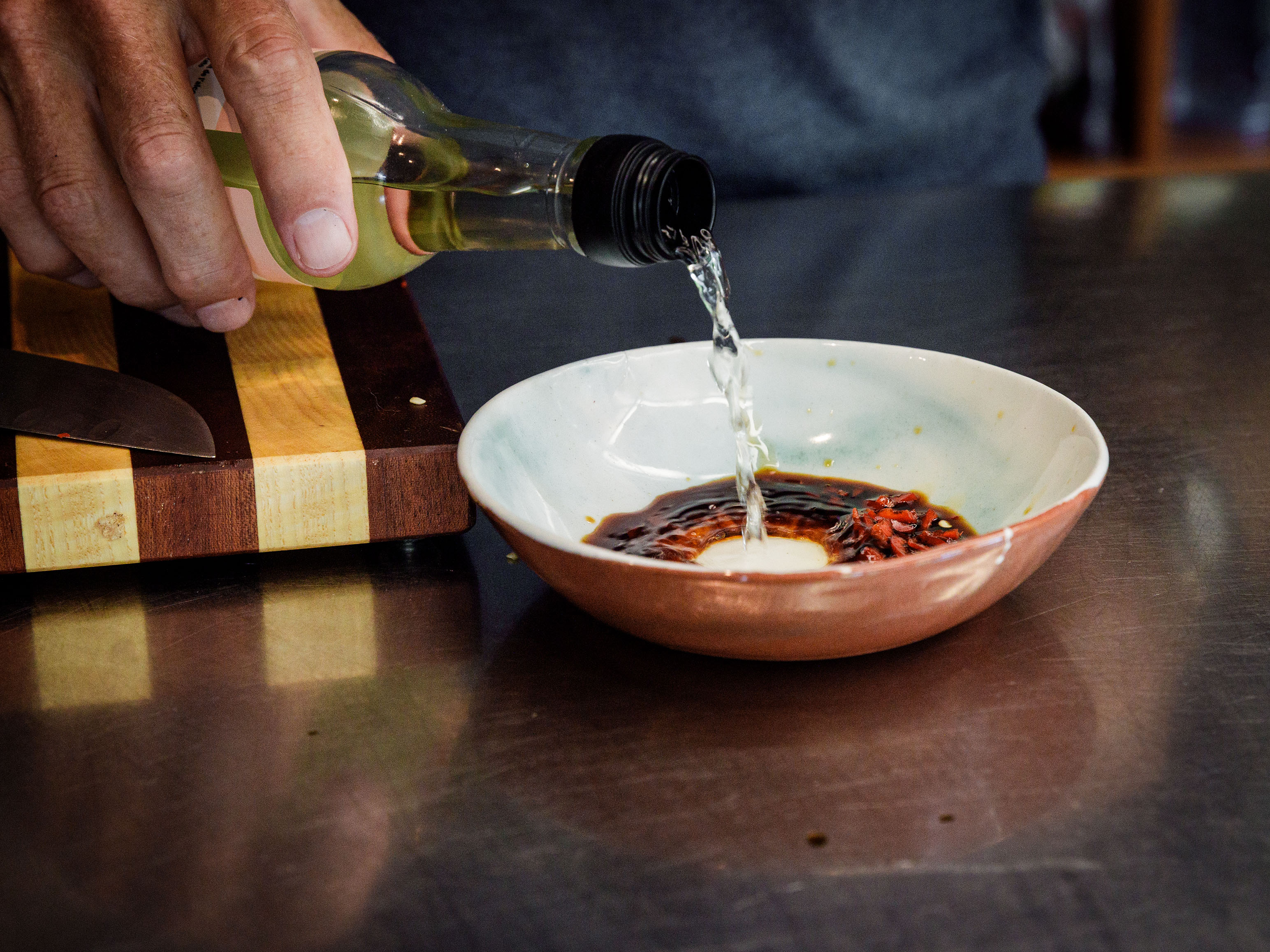 Schritt 1: Dressing für Grillierter Halloumi mit Chili-Sesam-Dressing, Tomaten und Frühlingszwiebeln zubereiten 