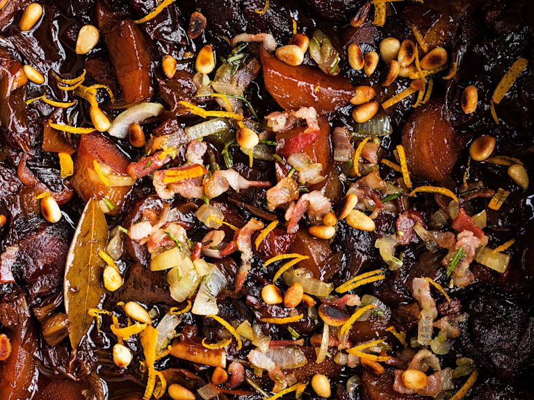 Schritt 4: Toskanisches Ragout mit Orangen fertigstellen und anrichten. Schritt 4: Toskanisches Ragout mit Orangen fertigstellen und anrichten.