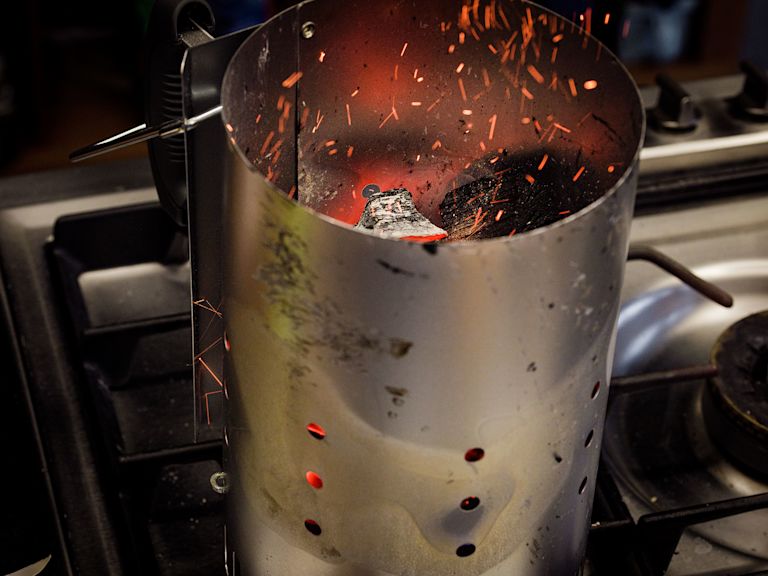 Schritt 2: Holzkohle zum Glühen bringen, entweder direkt im Grill, oder in einem Anzündkamin Schritt 2: Holzkohle zum Glühen bringen, entweder direkt im Grill, oder in einem Anzündkamin