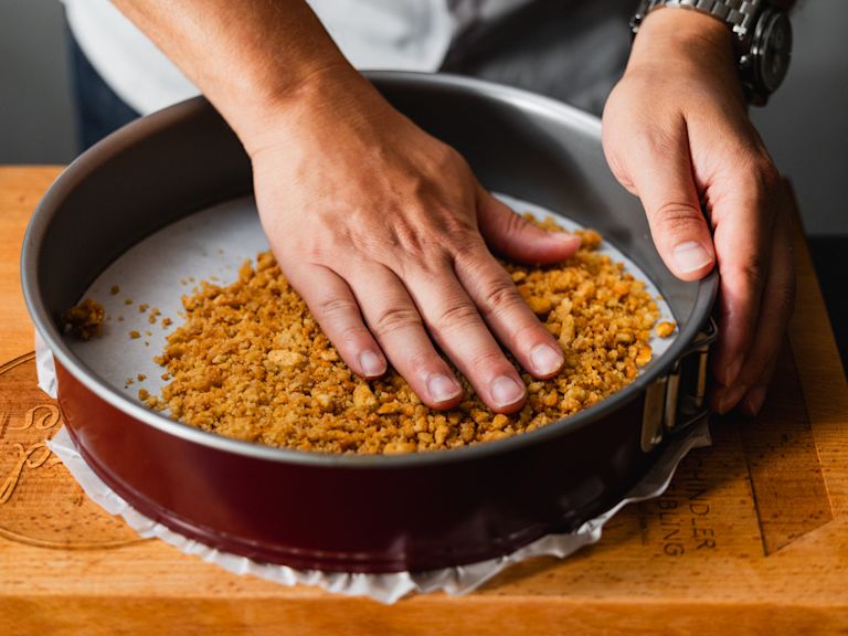 Schritt 1: Ofen vorheizen und Keksboden vorbereiten Schritt 1: Ofen vorheizen und Keksboden vorbereiten