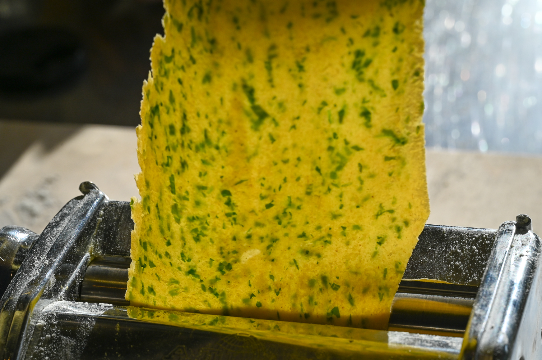 Schritt 3: Die Bärlauchblätter dekorativ zwischen zwei Pastabahnen legen und diese zweimal durch die Pastamaschine drehen