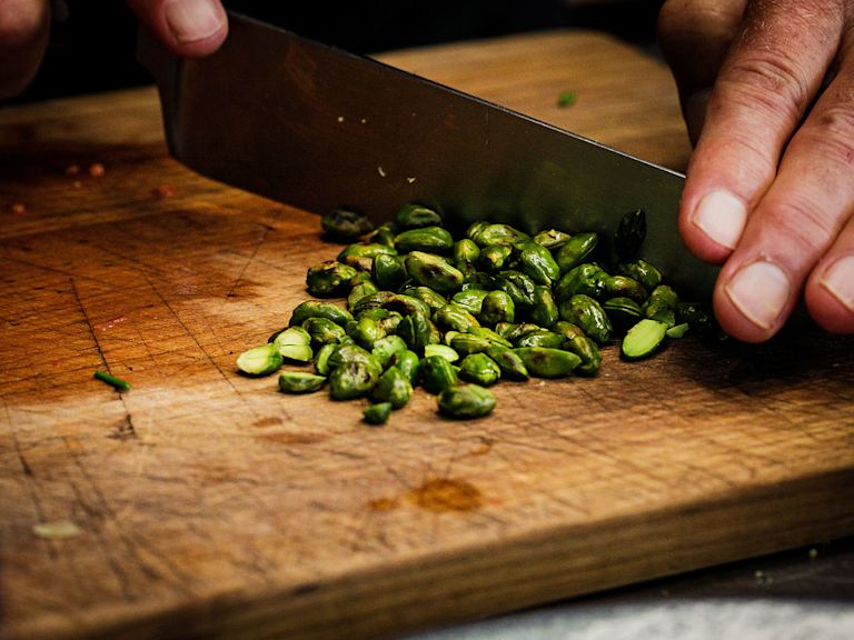 Schritt 3: Die Hälfte der Pistazien zum marinierten Fenchel geben Schritt 3: Die Hälfte der Pistazien zum marinierten Fenchel geben