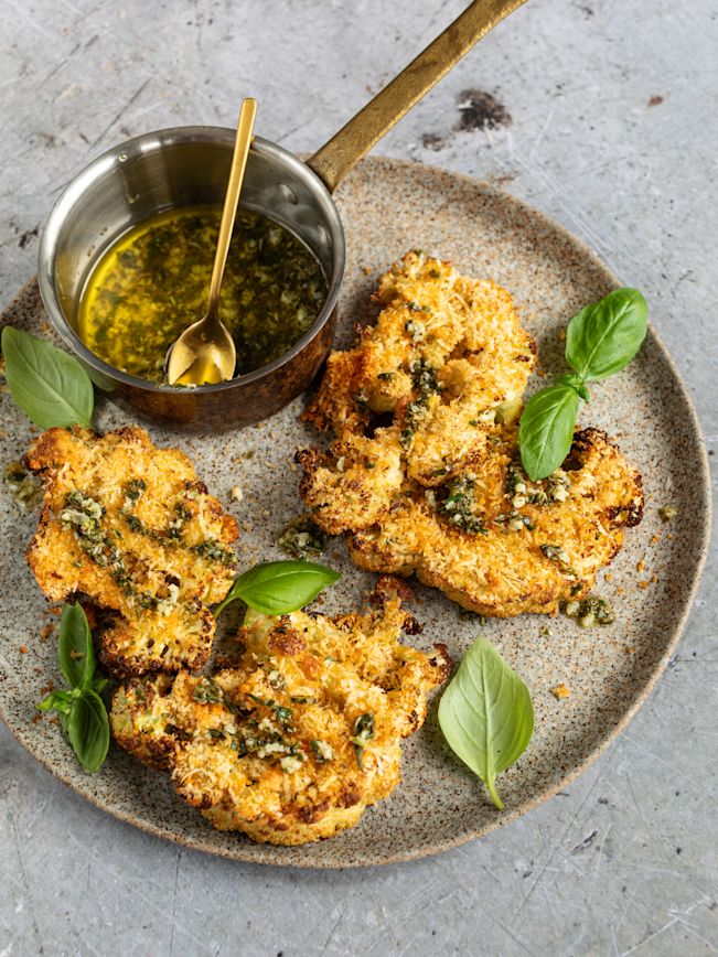 Blumenkohl-„Steaks“ mit Knoblauch-Kräuter-Öl Rezept 1 Blumenkohl-„Steaks“ mit Knoblauch-Kräuter-Öl Rezept 1