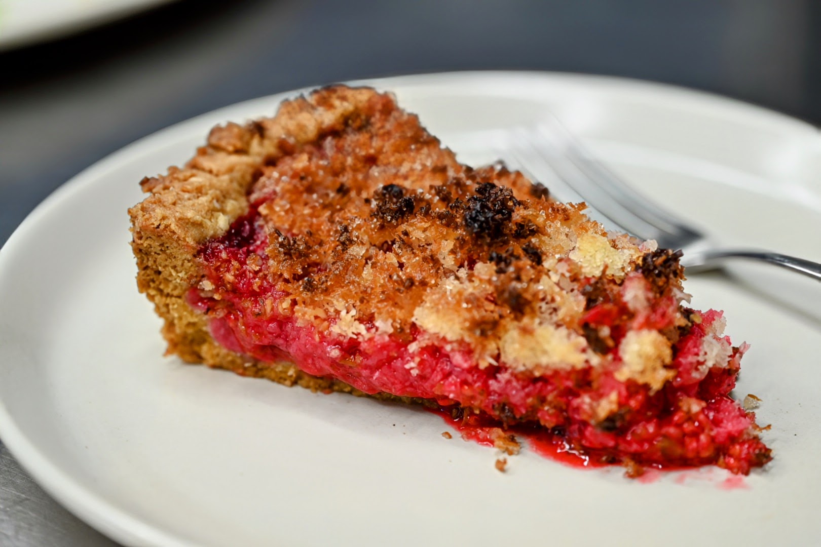 Schritt 3: Backen und Abkühlen von Johannisbeer-Kokos Kuchen 