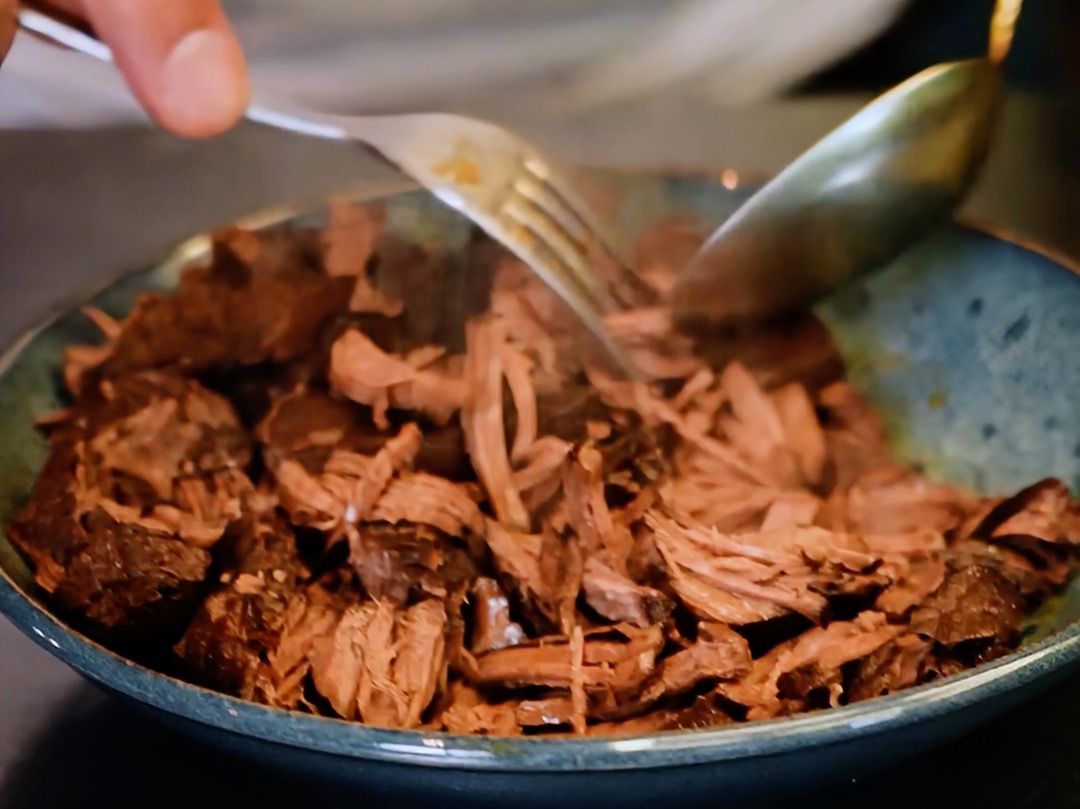 Schritt 3:  Fleisch für Ragu di Manzo zerkleinern und Sauce verfeinern 