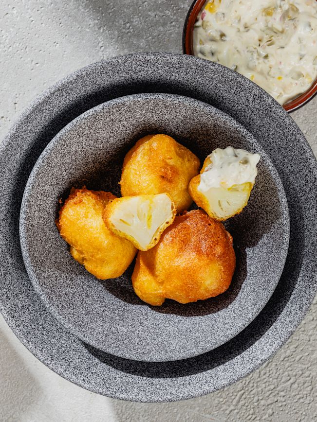 Blumenkohlknusperli im Curry-Tempura mit Sauce Rezept 1 Blumenkohlknusperli im Curry-Tempura mit Sauce Rezept 1