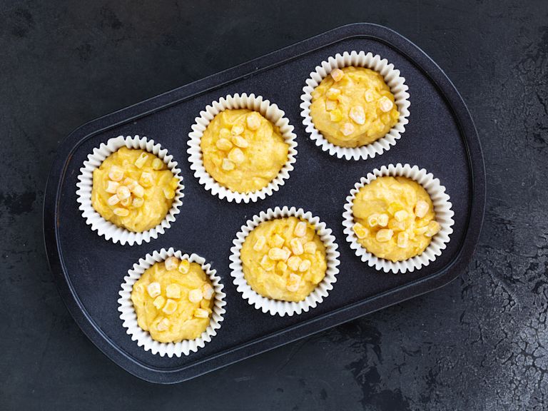 Schritt 3: Muffinförmchen mit Mais Käse Muffins befüllen Schritt 3: Muffinförmchen mit Mais Käse Muffins befüllen