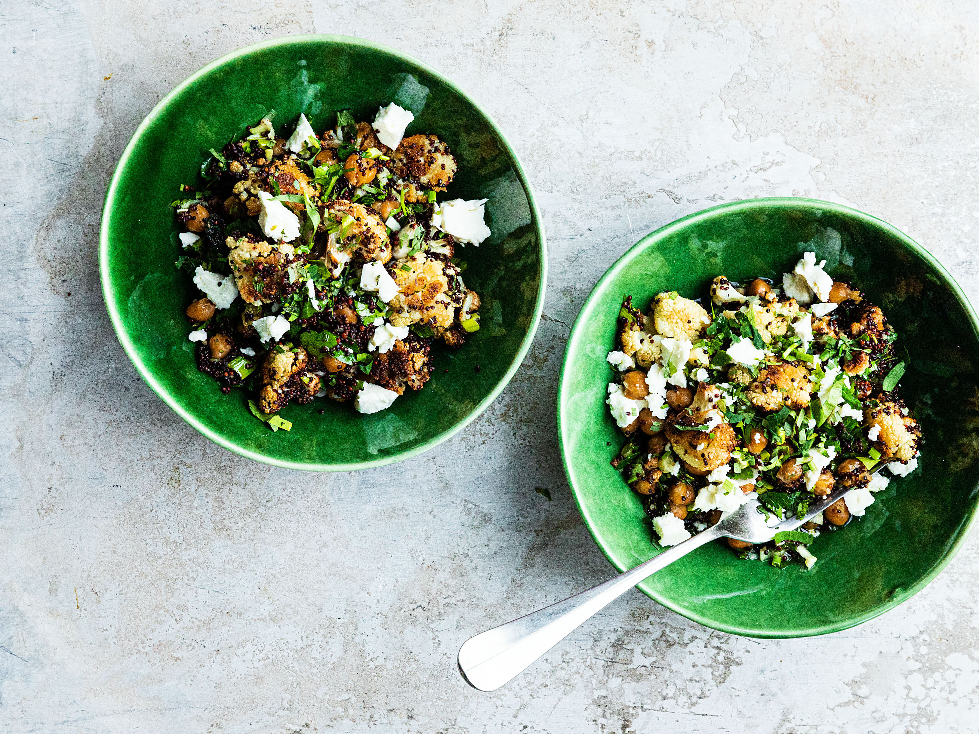 Schritt 3:  Quinoa-Kichererbsen-Salat mit geröstetem Blumenkohl fertigstellen und anrichten